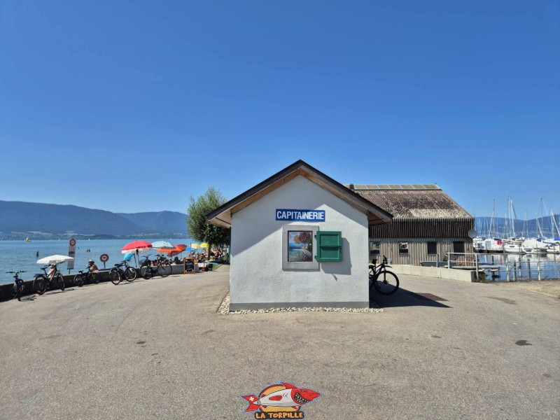 La capitainerie au début de la jetée du port. Plage de Chevroux, lac de Neuchâtel, Canton de Vaud. La capitainerie au début de la jetée du port. Plage de Chevroux, lac de Neuchâtel, Canton de Vaud.
