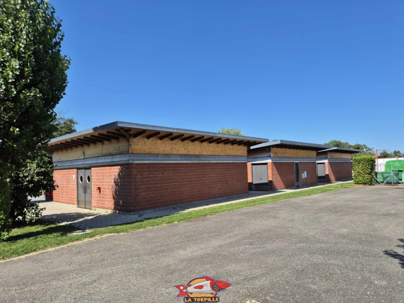 Les toilettes et les douches entre le parking et la plage de Chevroux. Plage de Chevroux, lac de Neuchâtel, Canton de Vaud. Les toilettes et les douches entre le parking et la plage de Chevroux. Plage de Chevroux, lac de Neuchâtel, Canton de Vaud.