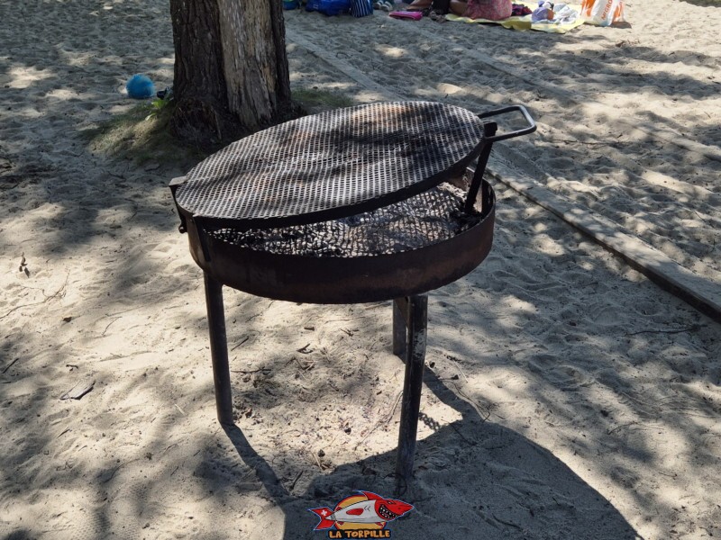 Un grill au niveau de la plage. Plage de Chevroux, lac de Neuchâtel, Canton de Vaud. Un grill au niveau de la plage. Plage de Chevroux, lac de Neuchâtel, Canton de Vaud.