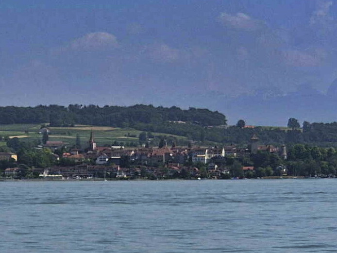 La ville médiévale de Morat depuis la plage de Môtier, au-dessous du Mont Vully. La ville médiévale de Morat depuis la plage de Môtier, au-dessous du Mont Vully.