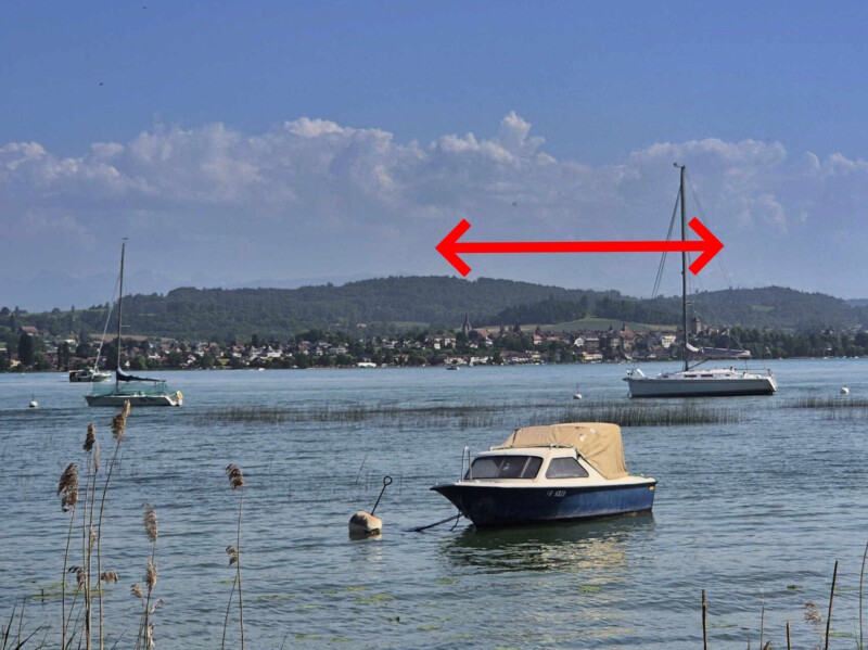 Le zoom sur la vieille ville de Morat. Plage de Sugiez, commune de Mont-Vully, lac de Morat, canton de Fribourg. Le zoom sur la vieille ville de Morat. Plage de Sugiez, commune de Mont-Vully, lac de Morat, canton de Fribourg.
