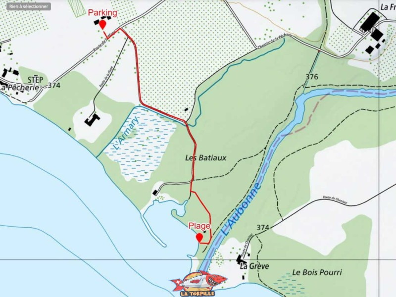 Le chemin du parking à la plage de l'embouchure de l'Aubonne.