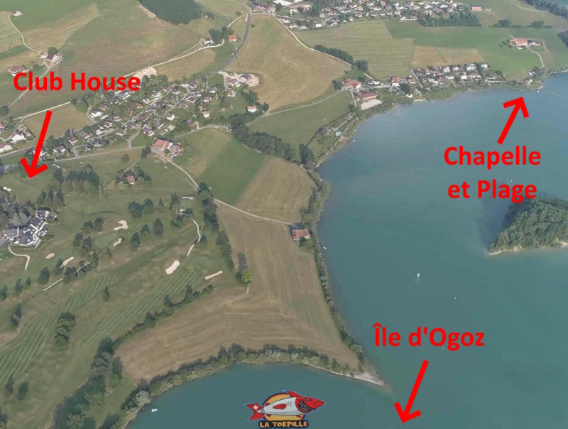 Une vue de drone au-dessus de l'île d'Ogoz. Le golf sur la gauche et la plage de Pont-la-Ville et chapelle de Thusy sur la droite.