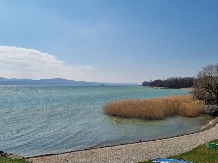 La plage de la Môle à Concise au bord du lac de Neuchâtel.