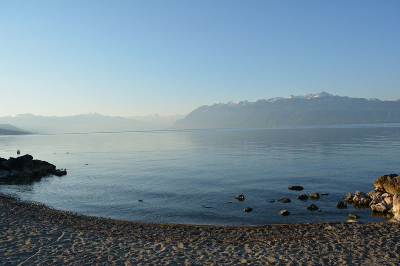 La plage des rives du lac à Pully au bord du lac Léman.