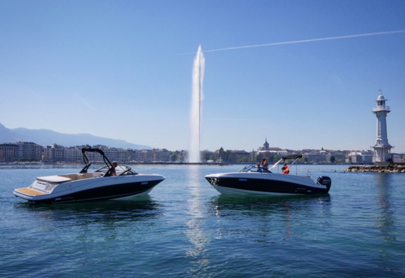 Des bateaux du boat-club devant le Jet d'Eau de Genève.