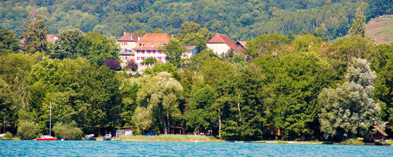 La plage de Corcelles-pres-Concise au bord du lac de Neuchâtel.