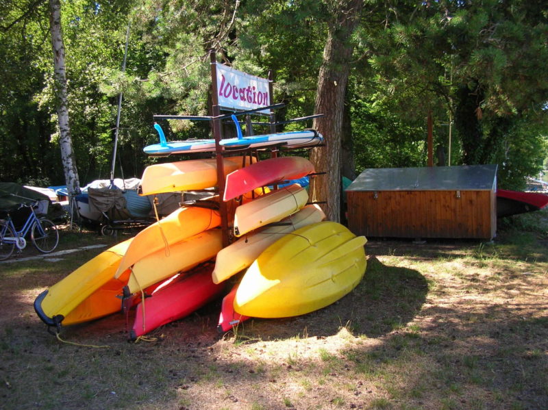 La location de kayak à la plage de Salavaux.