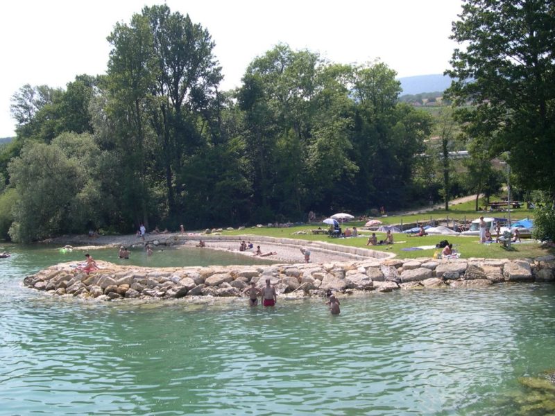 La plage du port de Vaumarcus (commune de la Grande-Béroche) au bord du lac de Neuchâtel.