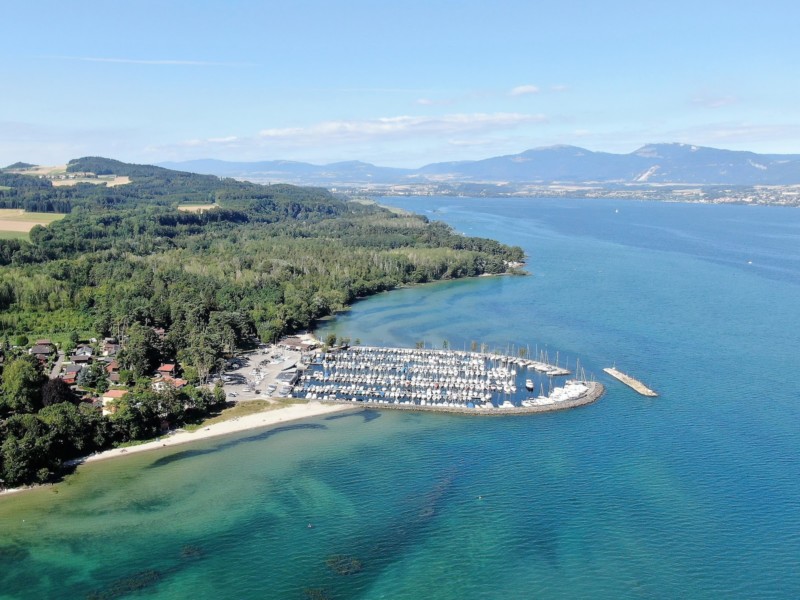 Sur la droite, la vue d'avion sur la plage d'Yvonand