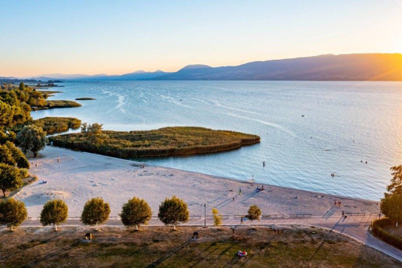 La très belle photo d'ensemble de la plage de Portalban.