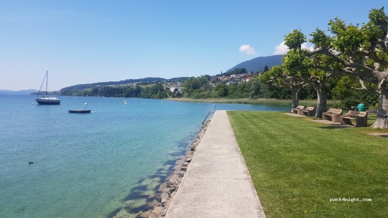 La plage de Saint-Aubin-Sauges (commune de la Grande-Béroche) au bord du lac de Neuchâtel