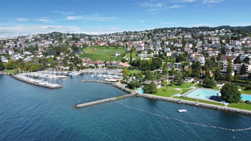 Une vue d'ensemble du port et de la piscine de Pully. Une vue d'ensemble du port et de la piscine de Pully.