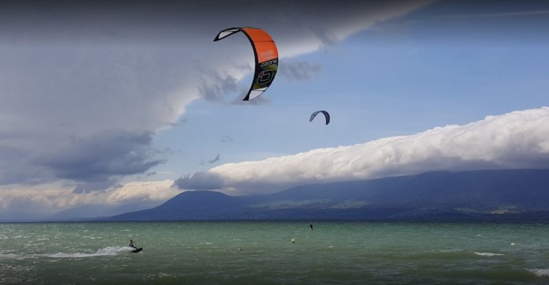 Des kitsurfers au large de Portalban sur le lac de Neuchâtel.