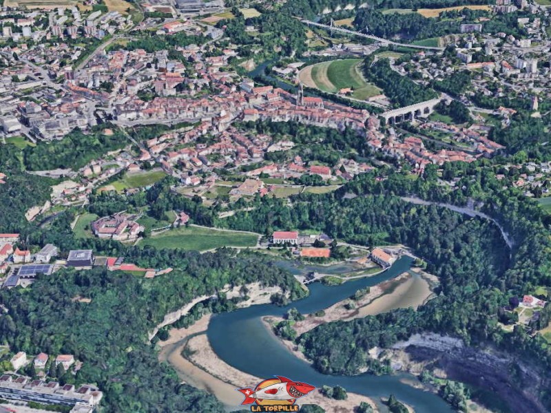Les méandres de la Sarine avant que la rivière n'arrive à Fribourg. Au milieu, à gauche, le méandre de l'abbaye de la Maigrauge (1) qui précède celui de l'Auge.