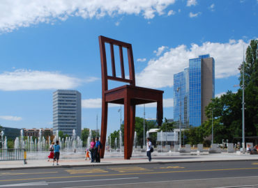 🗽 Broken Chair – Genève