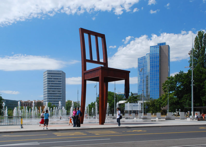 La Broken Chair sur la place des Nations.