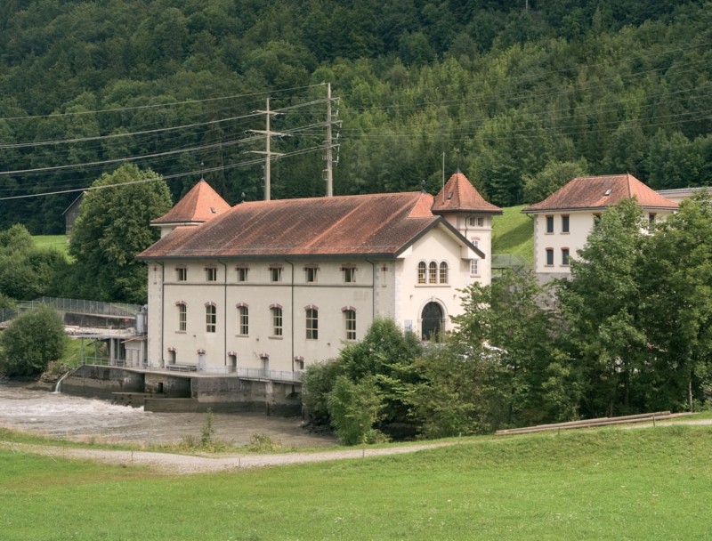 L'usine hydroélectrique de Montbovon sur la rive droite de la Sarine. Elle est visible lors de la balade du tour du lac de Lessoc.