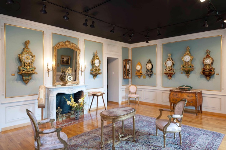 Une salle du musée d'Horlogerie du Locle avec les fameuses pendules neuchâteloises.