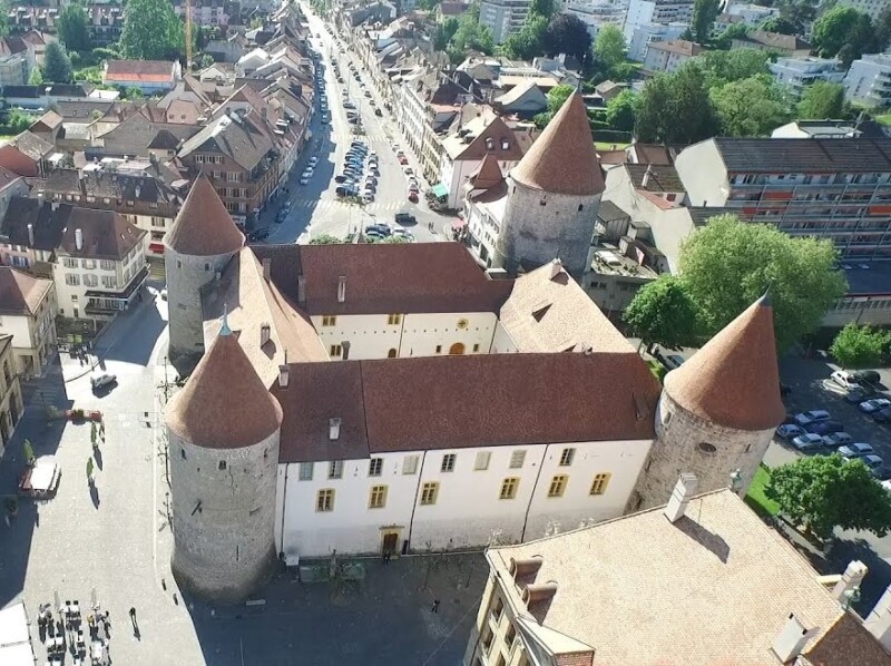 Une vue d'avion du château d'Yverdon-les-Bains.