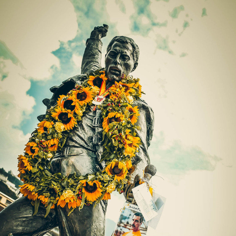 Finding Daniel Montreux avec le passage devant la statue de Freddie Mercury au bord du lac Léman.