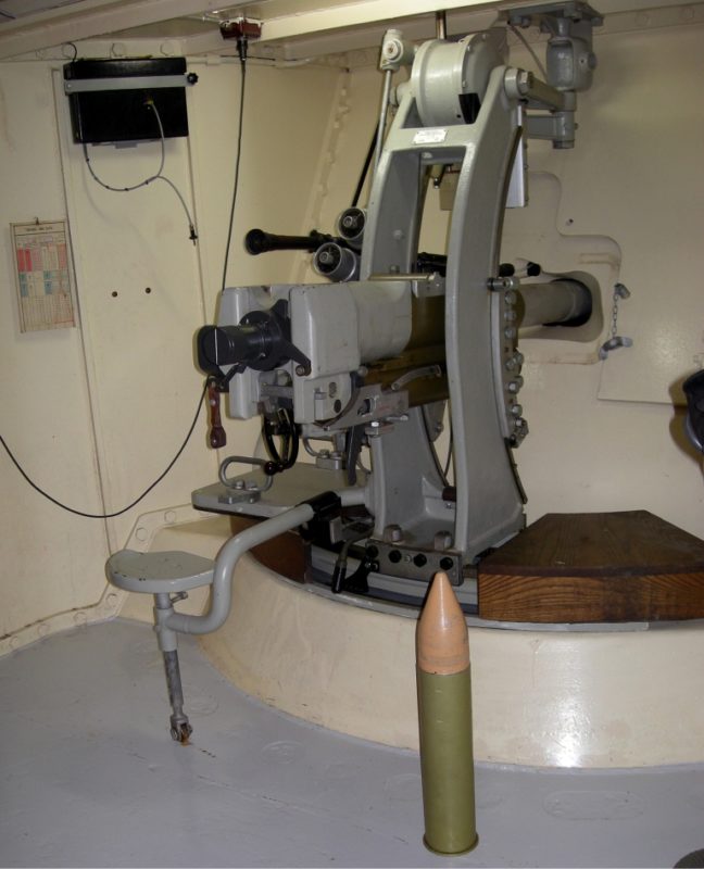 Un canon anti-char à l'intérieur du fort