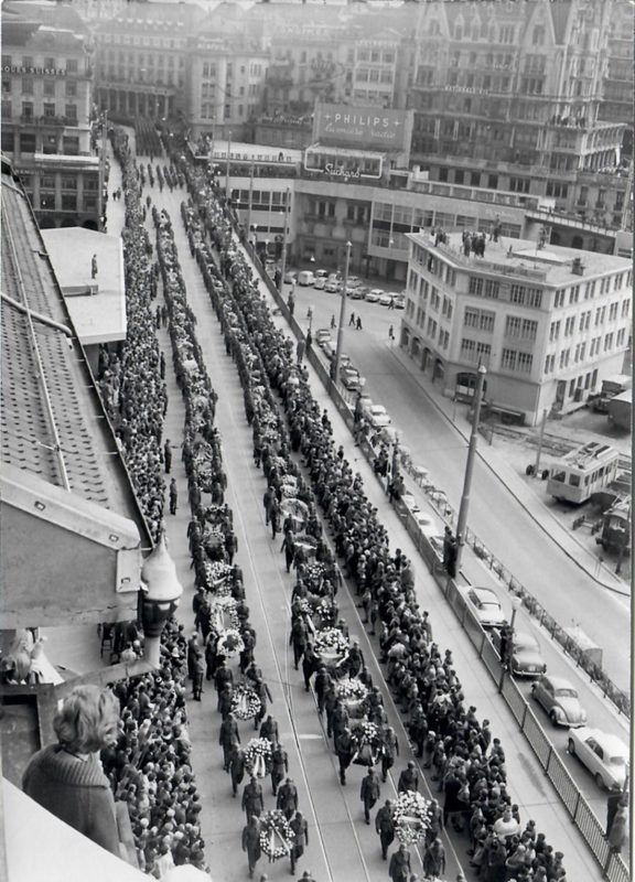 Photo d'un autre âge... 300'000 personnes suivent les obsèques du Général Guisand le 7 avril 1960 dans les rues de Lausanne. Source : lfm.ch