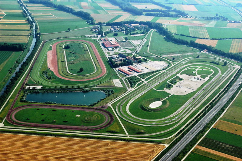 Vue d'avion de l'institut équestre national.