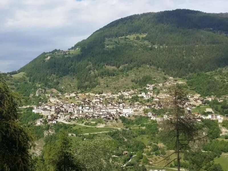 Le village en pente d'Isérables. il se trouve en face de la Tzoumaz dans le district de Martigny (Bas-Valais).