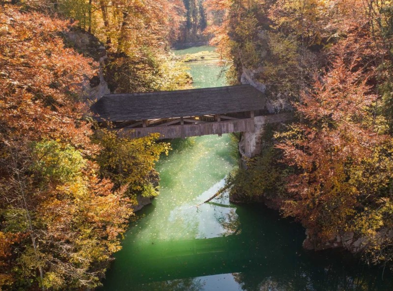 Le lac étroit de Lessoc avec le pont qui le traverse. Photo : fribourgregion.ch