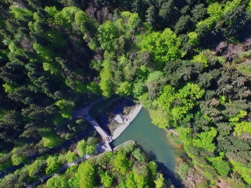 Vue depuis un drone sur le lac. Photo : Groupe e