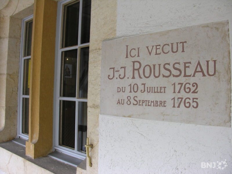 Une plaque qui rappelle la présence de Rousseau dans le Val-de-Travers