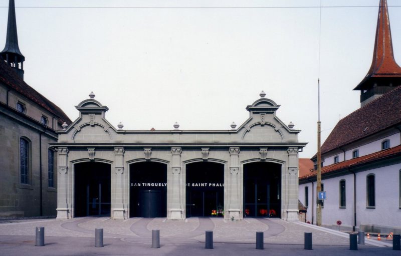 Le bâtiment qui héberge le musée. C'est l'ancien dépôt de tramways de Fribourg construit en 1900. Espace Jean Tinguely - Niki de Saint Phalle