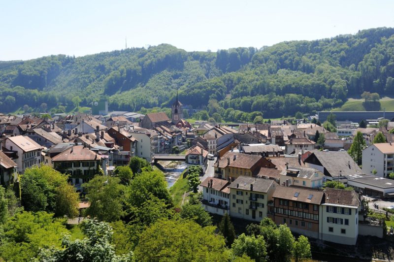 Une vue éloignée de la ville de Moudon