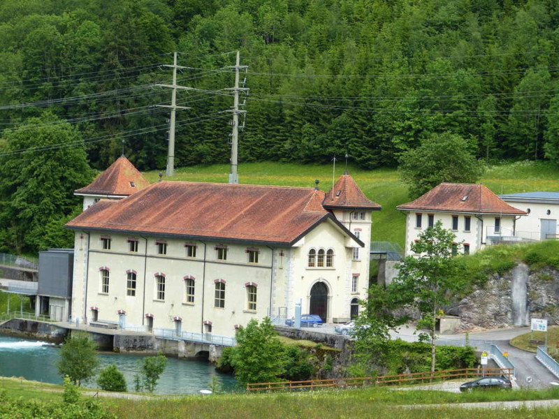 L'usine hydroélectrique avec, sur la droite, le pont sur la Sarine.