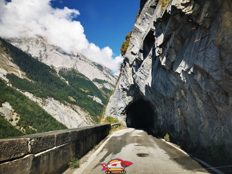 Un tunnel en allant au lac de Derborence.