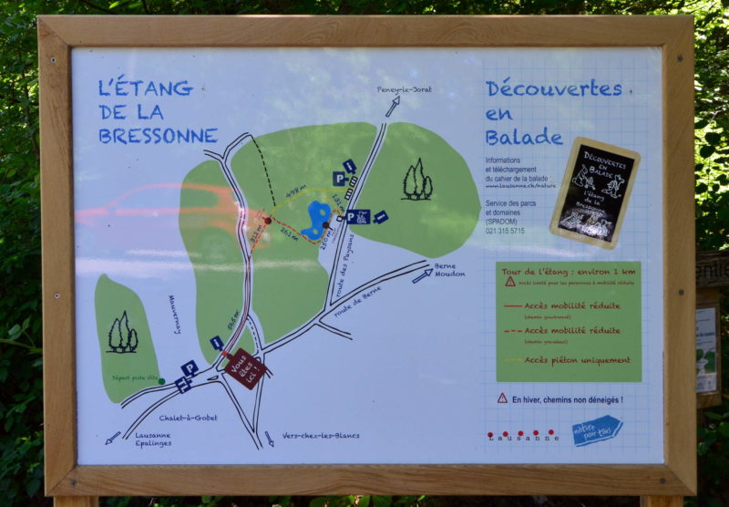 Un panneau d'information sur l'étang de la Bressonne.