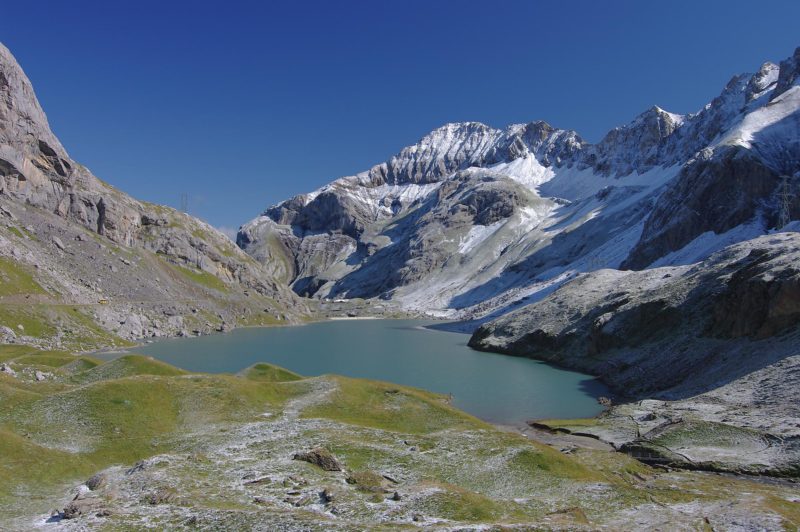 Le lac de Sénin avec le Spitzhore (2806 m) qui marque la séparation entre le Valais et le canton de Berne