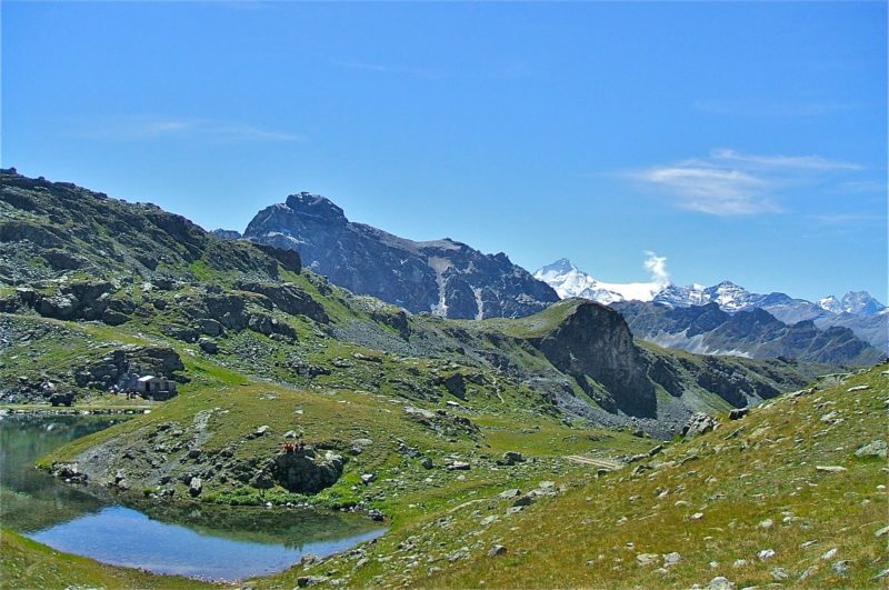 Le lac de Bella Tola avec les montagnes de la région de la Dent Blanche en arrière-plan.