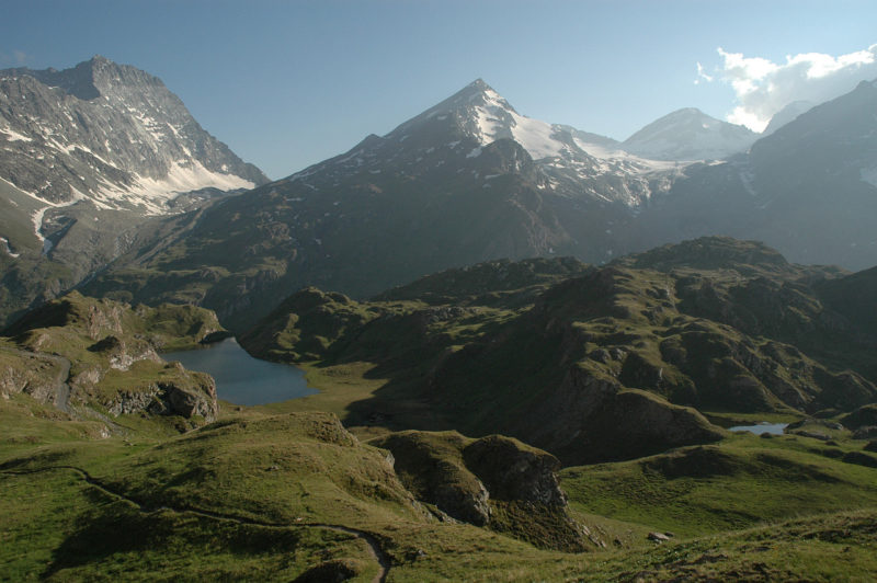 Le lac de Chanrion avec le Mont Avril au milieu de l'image(3346 m).