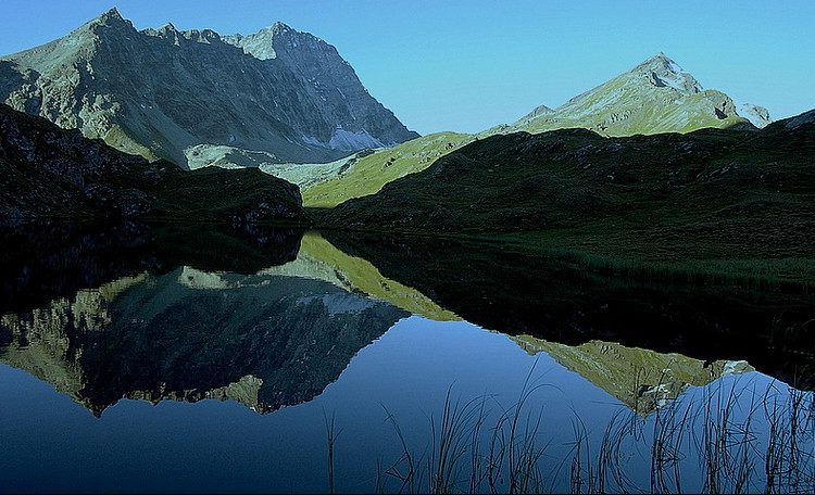 Le lac de Chanrion avec le Mont Gelé (3518 m) au milieu de l'image