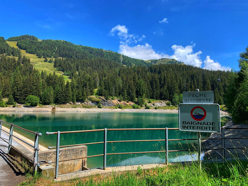 Le lac de Chermignon est interdit à la baignade et à la pêche