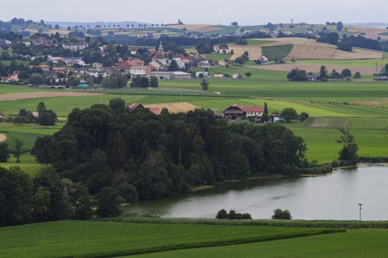 Le lac de Seedorf avec, en arrière-plan, le village de Prez-vers-Noréaz.