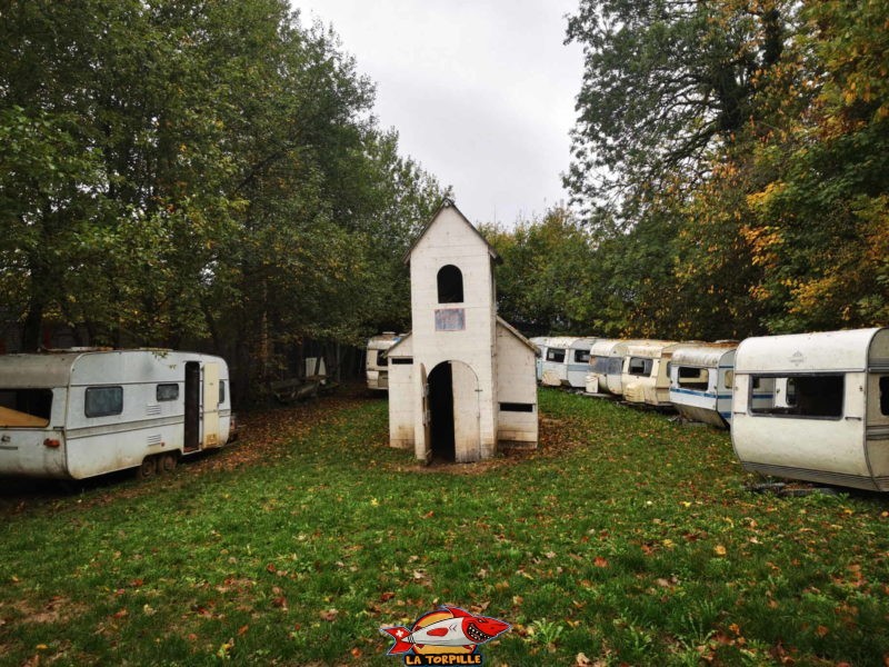 Des caravanes avec une chapelle.