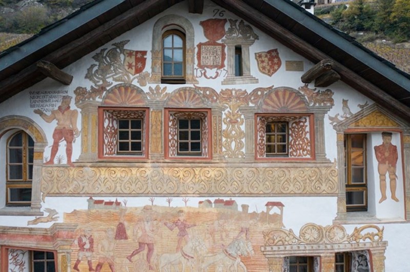 Les très belles décorations sur la façade du château de Vaas.