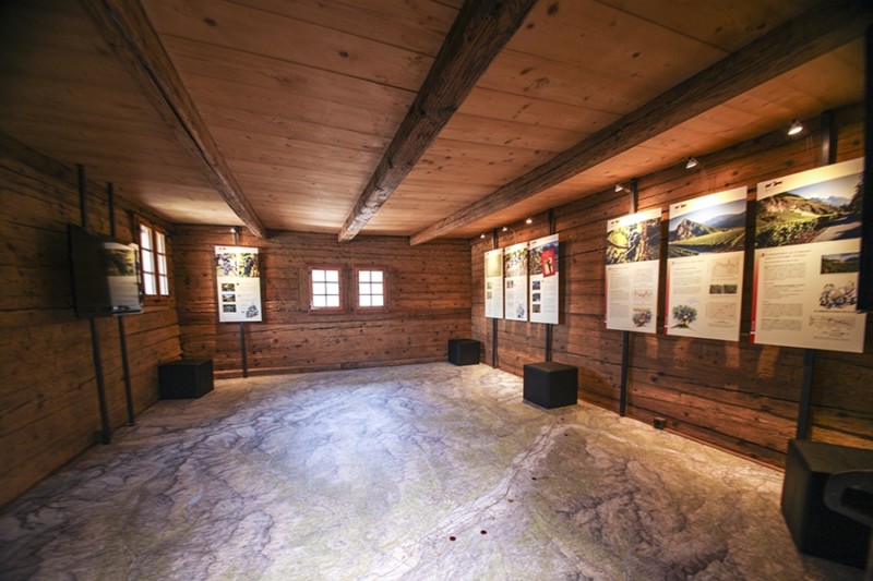 La salle d'exposition du château de Vaas.
