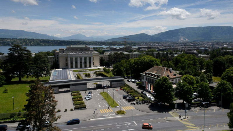 La vue sur le Palais des Nations avec la ville de Genève sur la droite et, au fond à droite, le Salève.