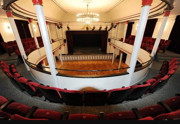 L'intérieur du théâtre avec la vue sur la sène depuis le balcon
