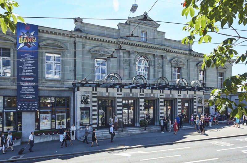 L'entrée de l'Opéra de Lausanne le long de l'avenue du Théâtre