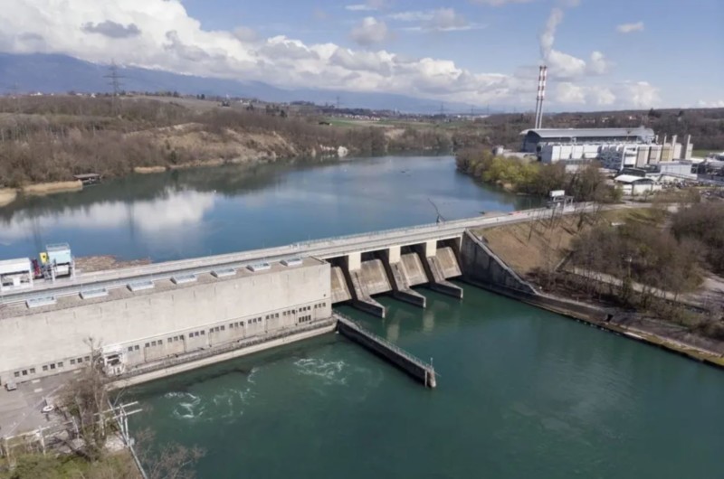 Le barrage de Verbois le long du Rhône avec le passage de l'eau sur la droite et les turbine dans la structure sur la gauche.